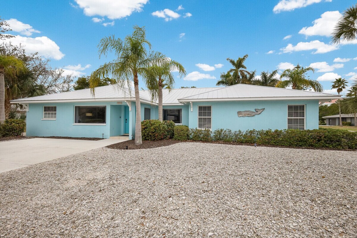 Updated House 1 Minute Walk to the Beach