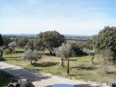 Le luberon : face à la piscine