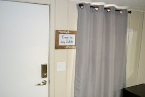Room202201120of2011
