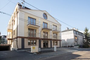 Vista frontal de la propiedad