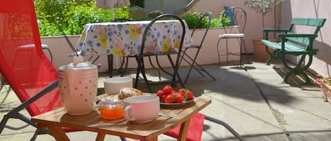 terrasse côté sud, petit déjeuner au soleil