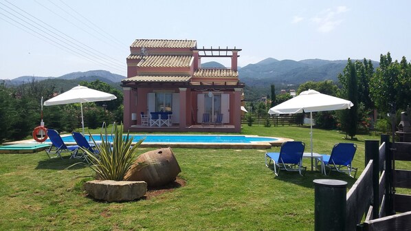 All 3 maisonettes are independent, each with a private pool