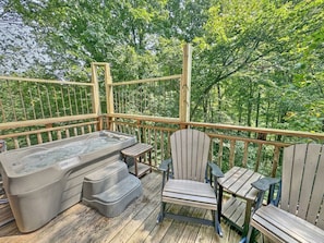 Private Outdoor Hot Tub & Balcony