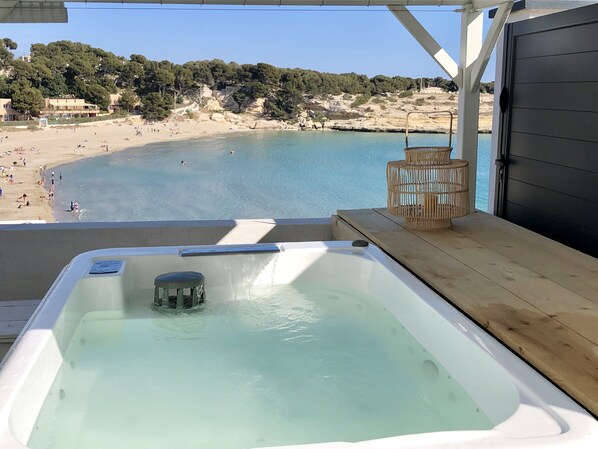 Outdoor spa tub