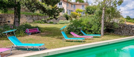 Piscine et vue sur les vignes