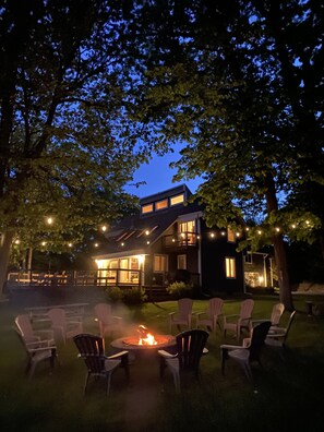 Enjoy a spectacular evening under the stars around this perfect fire pit
