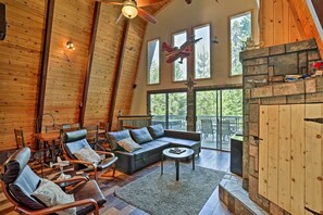 Living Room | Free WiFi (High-Speed, Starlink) | Full Sleeper Sofa | Full Futon