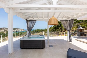 Exquisite details. Five seater Jacuzzi!