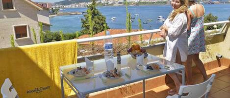 Disfruta la comida o cena en la terraza con vistas a la playa. O tomar el sol