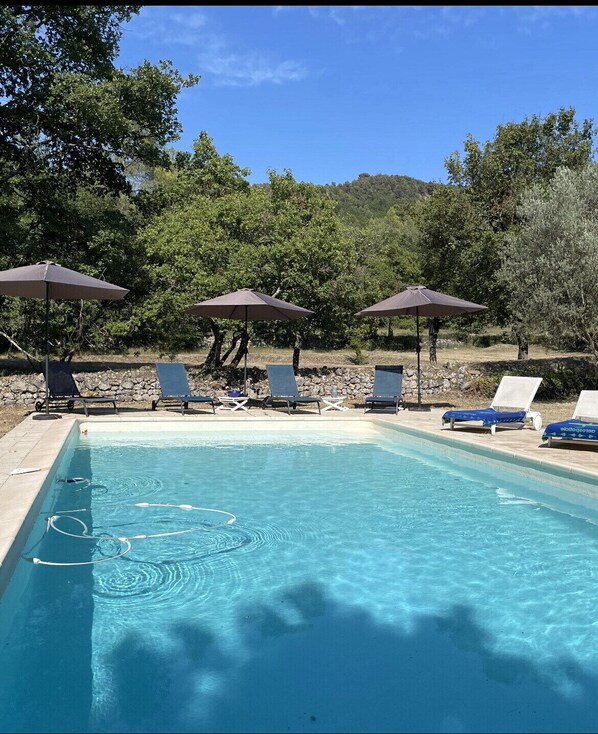 Piscine privée de la Pampa avec ses nouveaux transats et parasols