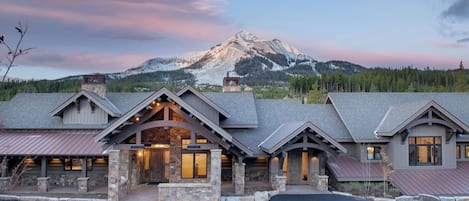 Front entrance of Alpine Peak Lodge
