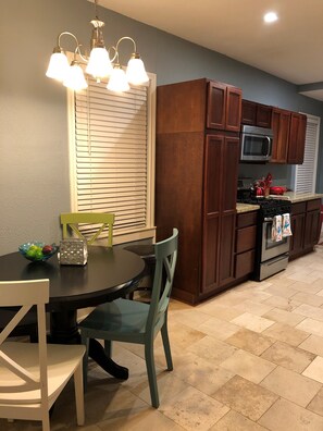 Breakfast area and pantry/ Mesa auxiliar de cocina y alacena 