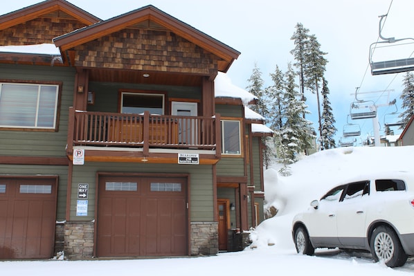 End Unit, one outside parking space + one inside garage. Plaza Chair. Ski inout.