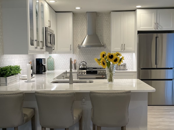 Beautiful kitchen, Stainless steel appliances, Quartz counter tops. 