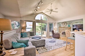 Living Room | Smart TV | Deck Access