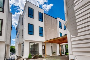 Bright townhouse with a rooftop deck that overlooks 8th Avenue