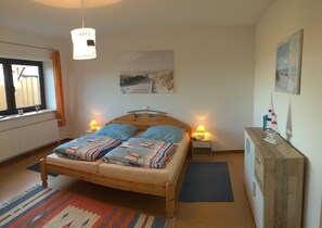 Schlafzimmer mit Doppebett