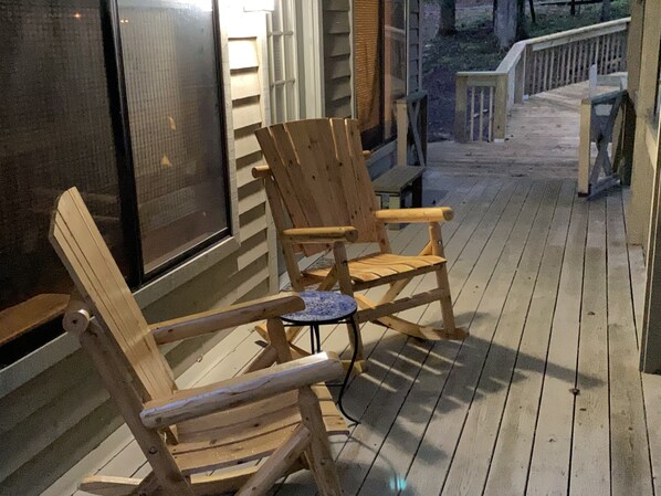 Relax on the front porch to enjoy the fresh mountain air!