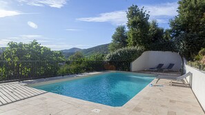 Piscine 12m x 5m -
Douche extérieure solaire