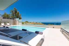 Exquisite pool details. Amazing sea views.