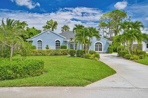 BS25539 - 3 bedroom, 2 bath pool home with one parking spot in the attached garage.