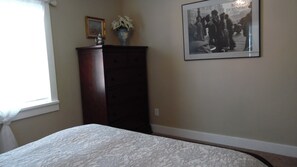 Downstairs queen bedroom 