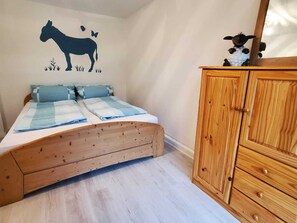 Schlafzimmer mit 1,60m x 2,00m Doppelbett