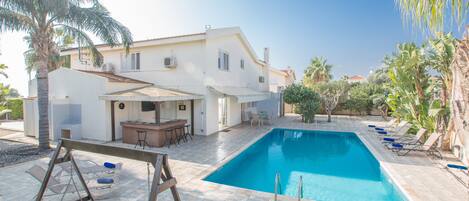 Villa AT26, Spacious and Modern 4BDR Ayia Napa Villa, Close to the Beach