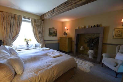 Haddon Grove Farmhouse - glorious group accommodation with pool, games and lots of heart