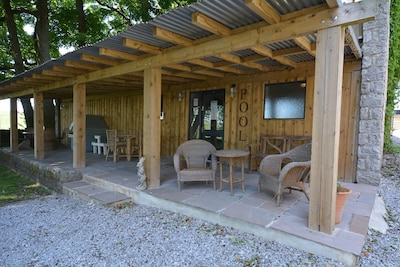 Rabbit Hutch - a lovely cottage near Bakewell with games and shared indoor pool
