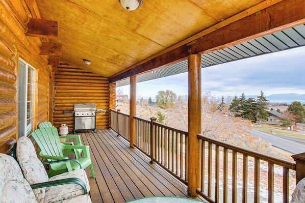 Garden City Vacation Rental | 4BR | 2BA | 2,800 Sq Ft | Stairs Required
