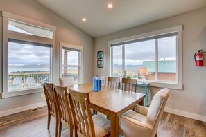 Dining Area | Dishware & Flatware Provided