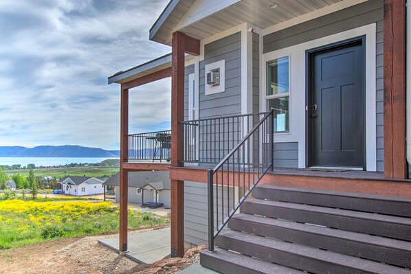Home ExteriorGarden City Vacation Rental | 4BR | 3BA | 2 Stories | Steps Require