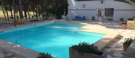 amplia piscina donde disfrutar de baños en tiempos calurosos