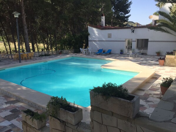 amplia piscina donde disfrutar de baños en tiempos calurosos