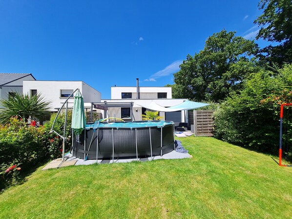 maison avec piscine 
cage de foot ,Jardin..terrasse exposée sud .