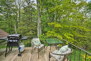 Deck | Outdoor Dining Area | Gas Grill