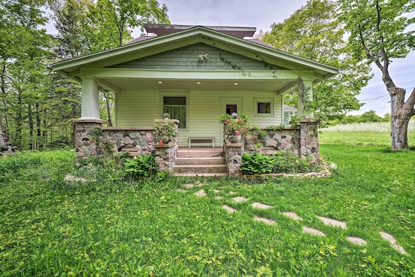 Sister Bay Vacation Rental | 1BR | 1BA | Stairs Required | 1,000 Sq Ft