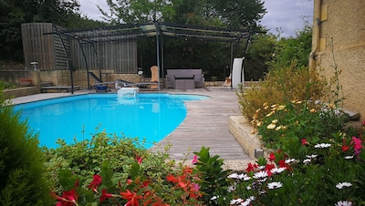 Maison en pierre, Piscine, jardin, terrasse et tonnelle. terra