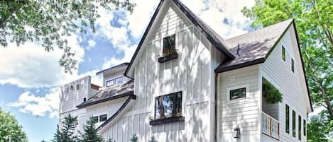 The Intown Chalet & Spa  is a new construction Farmhouse American-minimalist design that sleeps 8: King Master BR en suite full bath/shower/steam shower (Jack n Jill) shares with 2nd BR (King); 3rd floor BR (2 twins and a full) with full bath/shower.