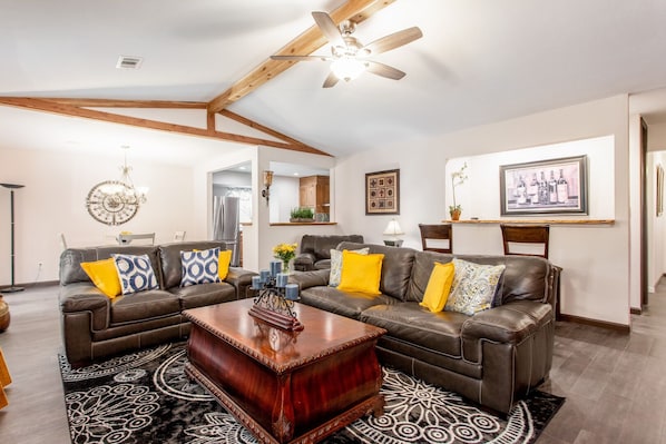 Welcome Home! Beautiful, Comfortable, Cozy and Clean. Minutes to shopping galore