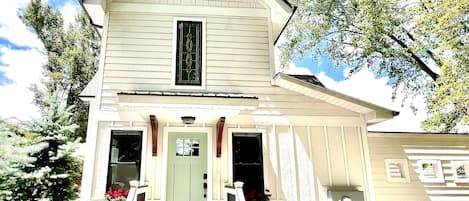 The Intown Cottage Couples Escape is a new construction Farmhouse American-minimalist design and sleeps four w/a 2nd floor Loft King bed suite.  Ist floor Sofa bed Queen in the common area. 1 car private parking (additional offsite parking available).