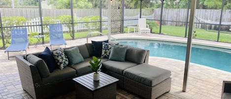 Outdoor lanai with plenty of seating 