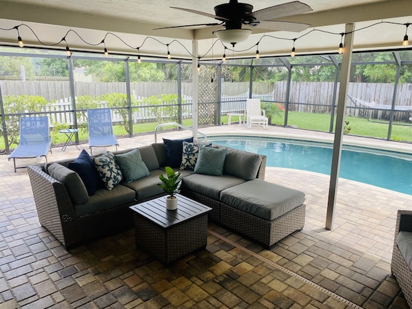 Outdoor lanai with plenty of seating