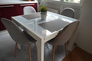 Extenable dining table sits 4-6