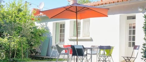 Maison avec terrasse au calme dans la verdure côte jardin