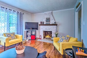 Living Room | Smart TV | Free WiFi | Decorative Fireplace | Board Games