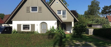 Strandhaus links, Ferienhaus Ostsee rechts