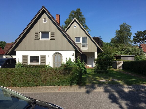 Strandhaus links, Ferienhaus Ostsee rechts