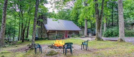 Creekside Cabin with Bonfire Pit - Who's ready for some S'mores